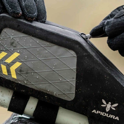 Sacoche De Cadre Bikepacking Et Gravel Backcountry Apidura 1L 8 Sacoche De Cadre Bikepacking Et Gravel Backcountry Apidura 1L – Image 6